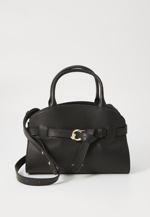 Sac à main en cuir noir avec un dessus arrondi, des doubles poignées et une bandoulière amovible. Il présente un accent en métal doré et un détail en ruban.