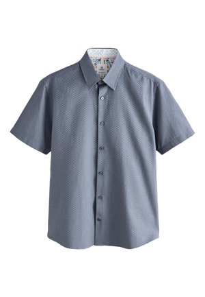Srajca s kratkimi rokavi v temno modri barvi z geometričnim vzorcem. Ima klasičen ovratnik in kontrastno vzorčast notranji del.