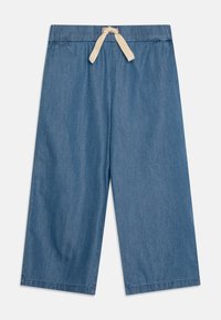 Denim culottes u svijetloplavoj boji, s elastičnim strukom i bež pertlom, te širokim, skraćenim nogavicama. Mekana tekstura i bez uzoraka.