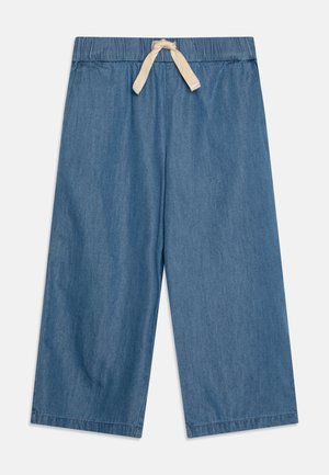 Jasnoniebieskie dżinsowe kuloty, z elastycznym pasem i beżowym sznurkiem do regulacji, o szerokich, krótkich nogawkach. Miękka faktura i brak wzorów.