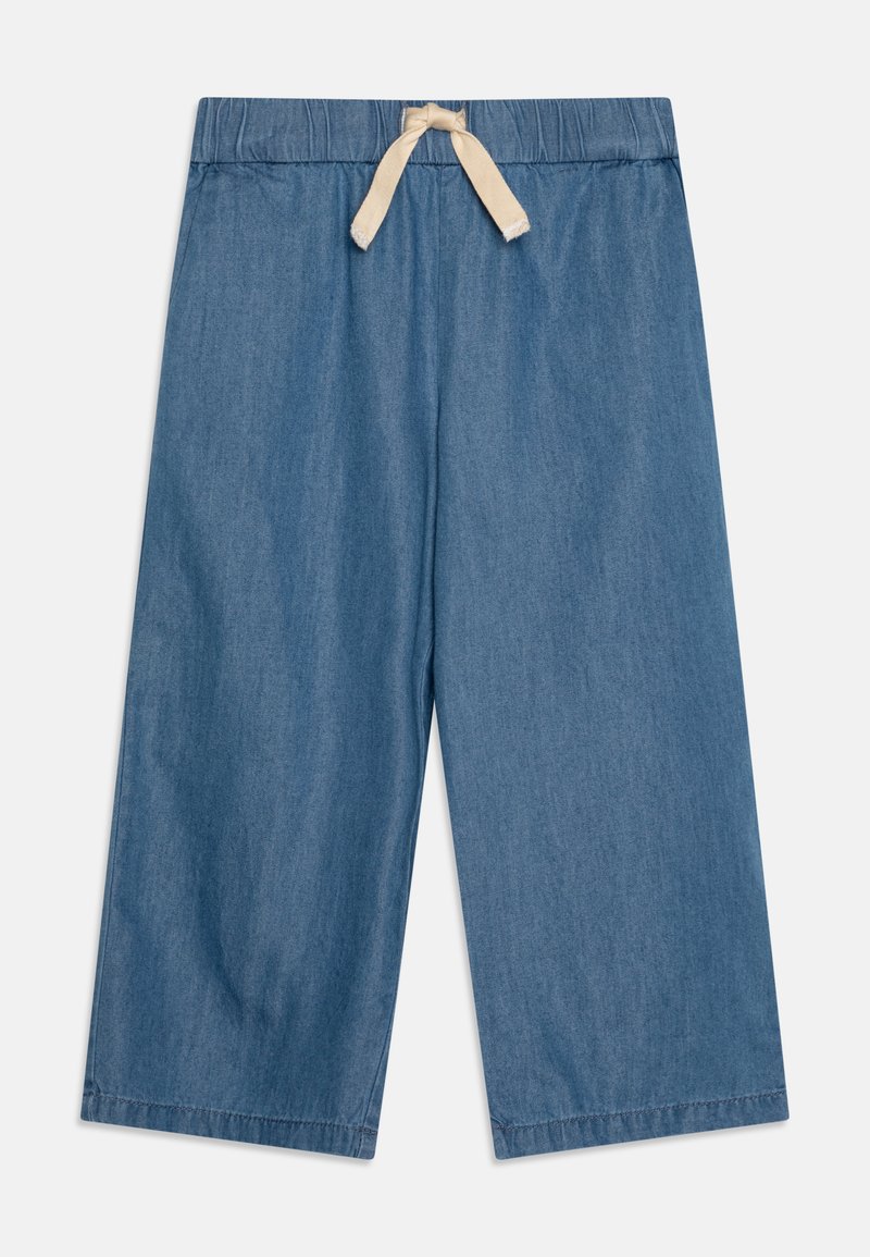 Denim culottes u svijetloplavoj boji, s elastičnim strukom i bež pertlom, te širokim, skraćenim nogavicama. Mekana tekstura i bez uzoraka.