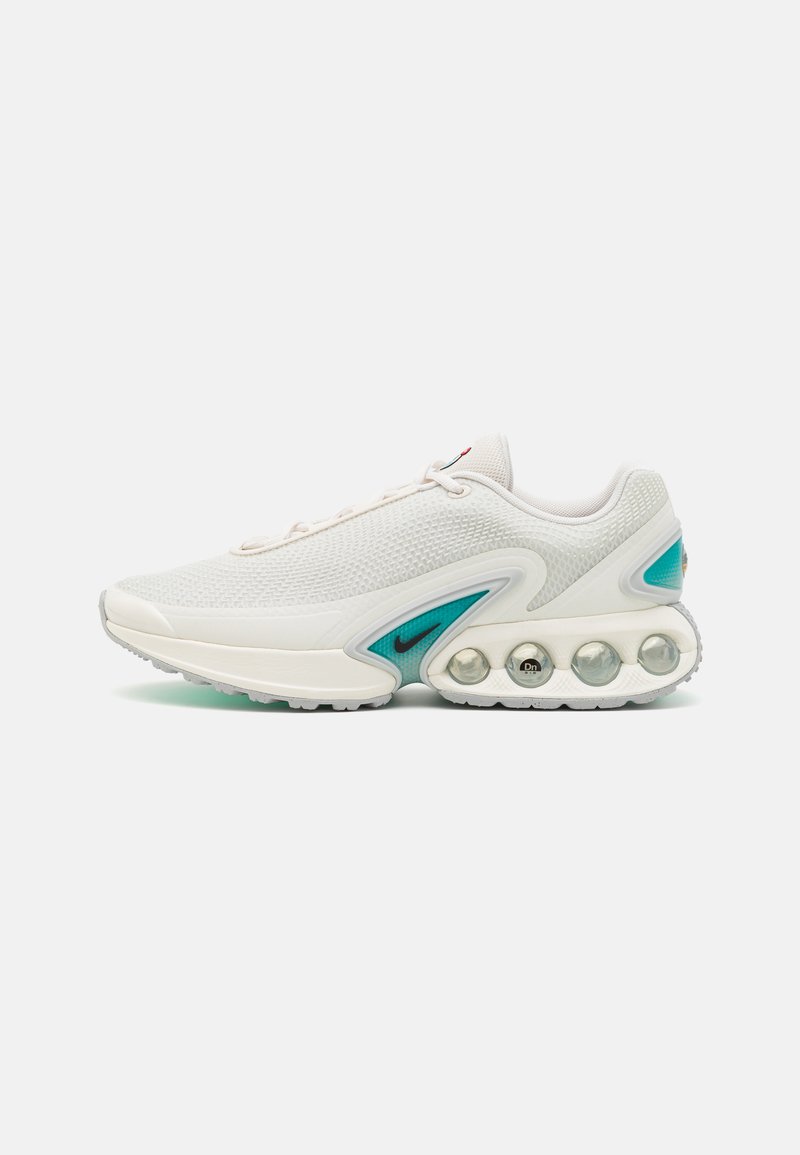 Hvite sneakers med et teksturert mesh-overdel, turkis aksenter, unik bulbus demping og en karakteristisk buet design.