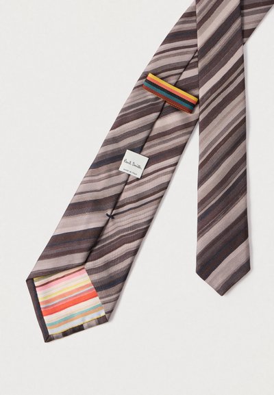 Csíkos selyem nyakkendő barna és szürke árnyalatokban, színes csíkos béléssel és "Paul Smith, Made in Italy" feliratú címkével.