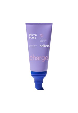 Tube violet étiqueté Plump Pump concentré raffermissant au collagène par Salted avec un distributeur à pompe bleu sur fond blanc.