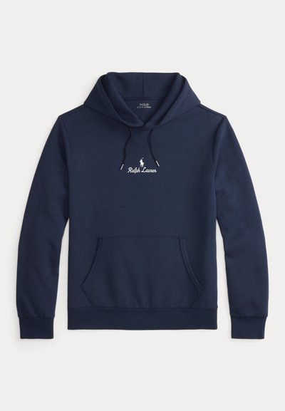 Sudadera con capucha de color azul marino hecha de tela suave, con bolsillo tipo canguro, capucha con cordones y logo blanco en el pecho.