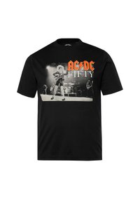Černé bavlněné tričko s grafikou kytaristy, text "AC/DC" v oranžové barvě a "Fifty" pod ním ve světle šedé, volný střih, krátké rukávy.