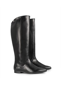 Botas de piel negras hasta la rodilla con un diseño elegante, punta afilada y suela plana. Textura suave con un sutil acento de logotipo dorado.