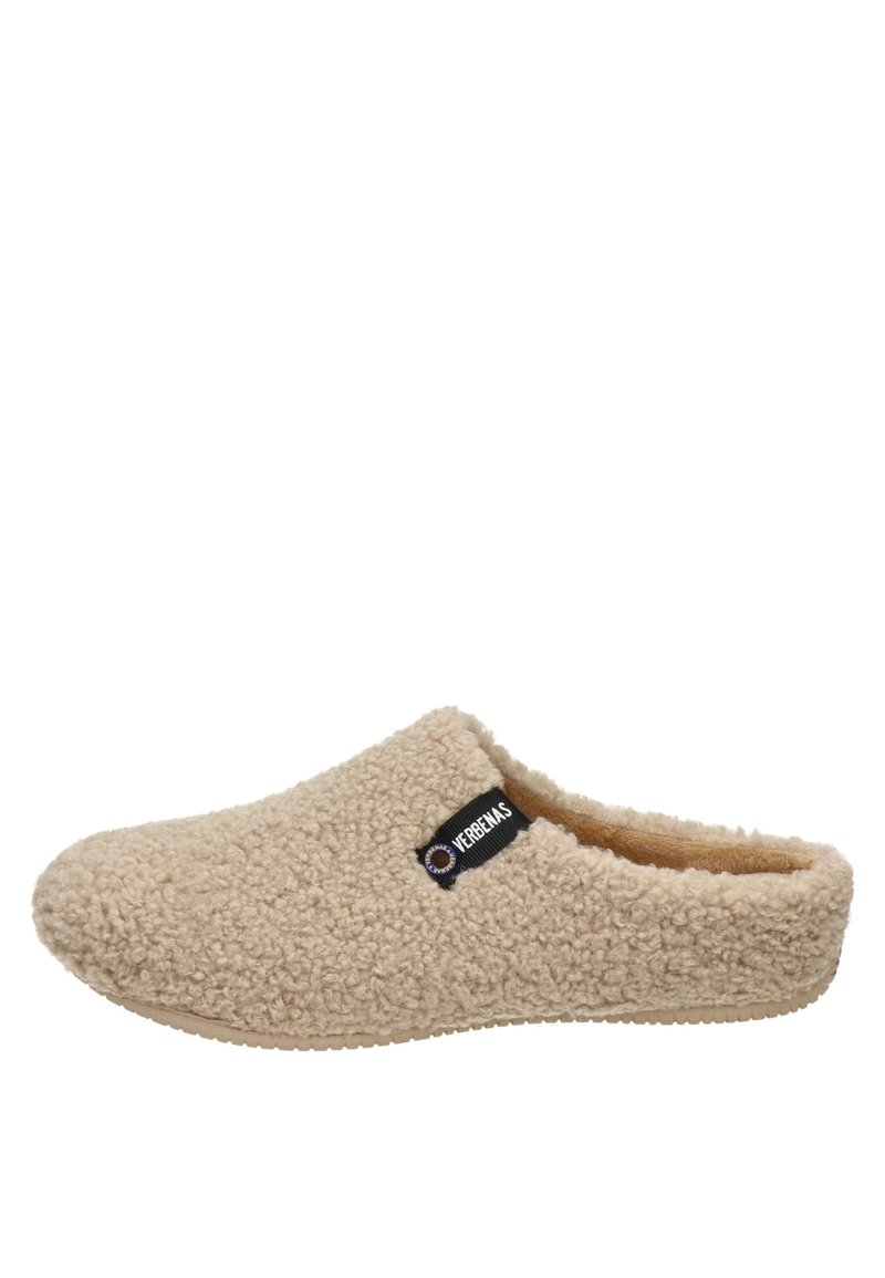 Beige pantoffel met een gestructureerde, fluffy buitenkant en zachte voering. Instapontwerp met een zwart merklabel aan de zijkant. Rubberen zool.