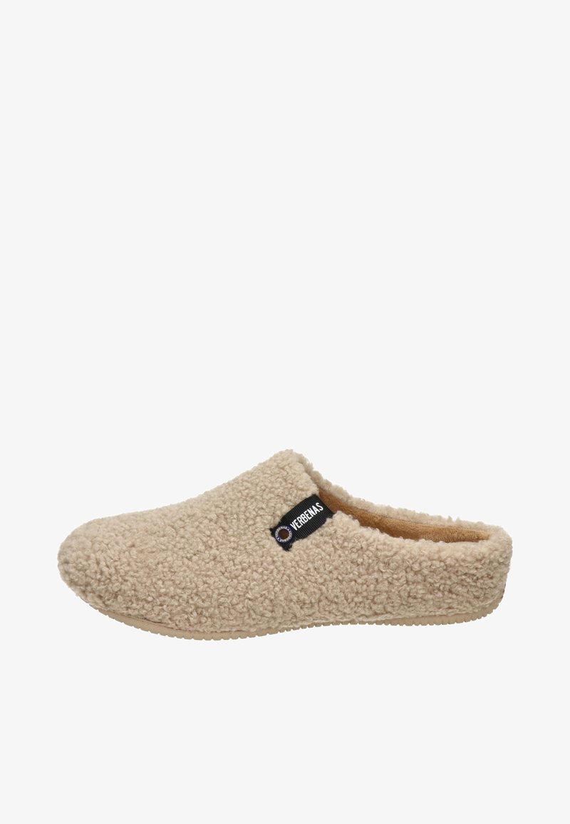 Beige pantoffel met een gestructureerde, fluffy buitenkant en zachte voering. Instapontwerp met een zwart merklabel aan de zijkant. Rubberen zool.