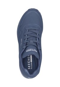 Baskets Skechers bleu marine avec des lacets, un bout perforé et une semelle intérieure en mousse à mémoire de forme, présentées de dessus sur un fond blanc.