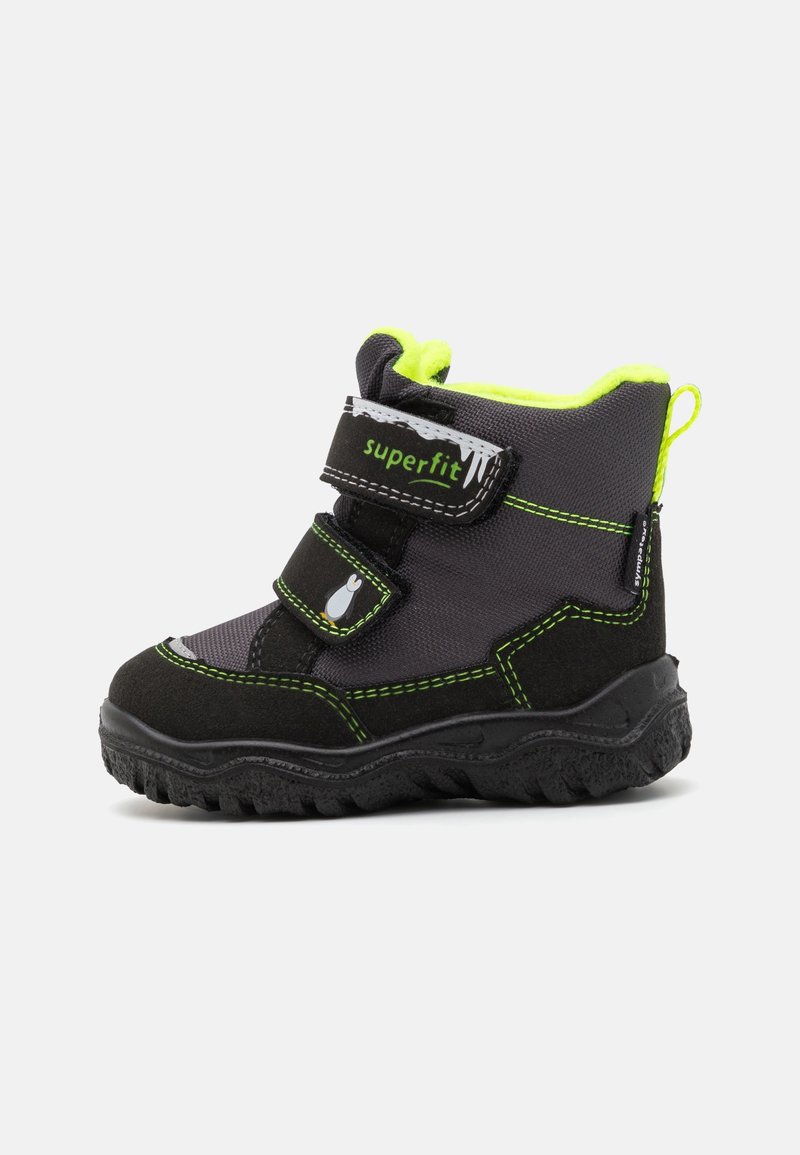 Botte d'hiver pour enfant en noir et gris avec doublure jaune néon, deux bandes Velcro, coutures vertes et semelle noire robuste.