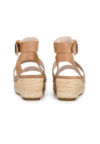 Sandali con zeppa in suede beige con cinturini alla caviglia e piattaforma in juta intrecciata. I tacchi sono alti circa 7 cm con una suola in gomma piatta.