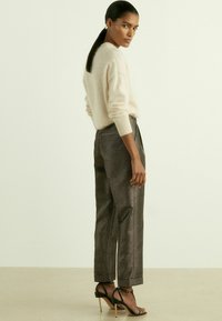 Reiss REGULAR FIT-SIENNA SPARKLE TAPERED - Chinot - dark gold