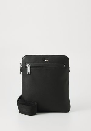 Saco de couro preto com acabamento texturizado, apresentando um bolso frontal com fecho, ferragens de fecho metálico e uma alça destacável.