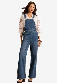 SCALLOP EDGE - Kavbojke z naramnicami - mid wash blue
