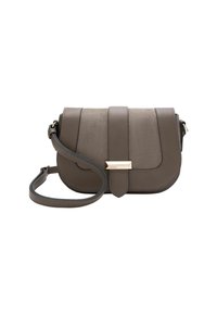 Borsa a tracolla marrone con texture in ecopelle, chiusura a patta con cinturino centrale e dettagli in metallo. Include una tracolla regolabile.