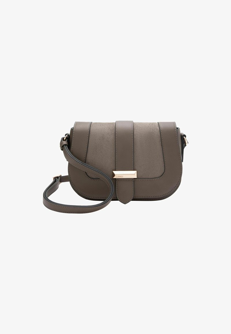 Borsa a tracolla marrone con texture in ecopelle, chiusura a patta con cinturino centrale e dettagli in metallo. Include una tracolla regolabile.