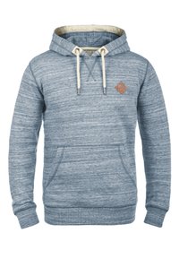 Sudadera azul jaspeada con un bolsillo canguro, cordones y un parche de cuero marrón en el pecho. Puños y dobladillo acanalados. Textura suave.