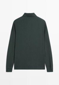 Langärmeliges Poloshirt aus dunkelgrünem Stoff mit Kragen. Verfügt über geknöpfte Manschetten und eine glatte, strukturierte Oberfläche.