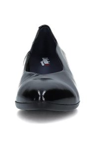 Scarpe flat in pelle verniciata nera con punta affilata, texture liscia e leggera lucentezza. L'interno presenta una soletta imbottita.