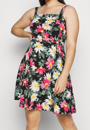 Sort blomsterkjole med hvide og lyserøde tusindfryd, med tætsiddende overdel, A-formet nederdel og tynde skulderstropper.