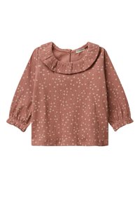Maglietta rosa a maniche lunghe con colletto arricciato, tessuto texturizzato e motivo a pois bianchi. Presenta maniche arricciate e chiusura con bottone sulla schiena.
