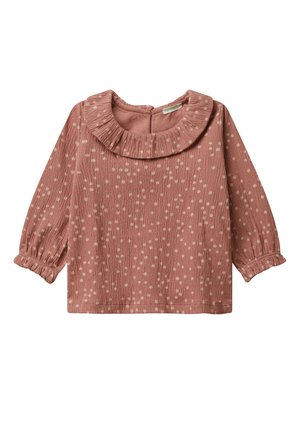 Rosa Langarmshirt mit Rüschenausschnitt, strukturiertem Stoff und weißen Punkten. Mit gerafften Ärmeln und Knopfverschluss hinten.