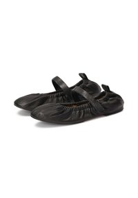 Ballerines en cuir noir avec des côtés froncés et des sangles élastiques. Elles présentent un bout arrondi et une surface lisse et texturée.