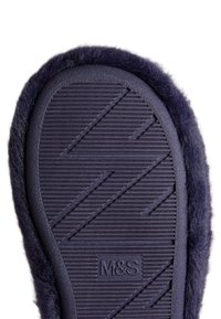 Sole di pantofole navy con gomma rigata a motivo zigzag, circondata da un morbido bordo in pelliccia sintetica. Contrassegnata con il logo "M&S".