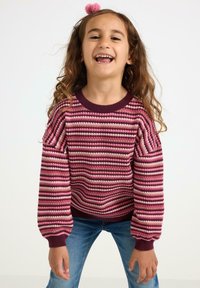  gestrickter Pullover in verschiedenen Rosa- und Bordeauxtönen mit horizontalen Streifen, geripptem Rundhalsausschnitt und Bündchen sowie Puffärmeln für zusätzliche Textur.