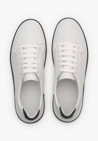 Białe perforowane sneakersy z płaskimi sznurówkami, czarną gumową podeszwą i minimalistycznym designem. Gładka faktura z otworami wentylacyjnymi na całej powierzchni.