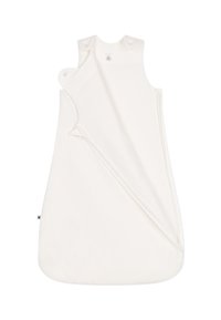 Κρεμ βαμβακερός υπνόσακος μωρού με κουμπώματα στους ώμους και φερμουάρ, που διαθέτει λεία υφή και απαλό, στρογγυλό σχήμα.