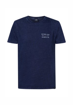 Marineblauwe T-shirt met korte mouwen van een zachte, textuurrijke stof. Voorzien van een bedrukte ontwerp op de borst met "PETROL IND. HAWAII '89."