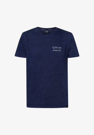 Marineblauwe T-shirt met korte mouwen van een zachte, textuurrijke stof. Voorzien van een bedrukte ontwerp op de borst met "PETROL IND. HAWAII '89."