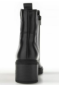 Černá kožená kotníková bota s robustním podpatkem, vybavená bočním zipem a vertikálním švem, hladký povrch a minimalistický design.