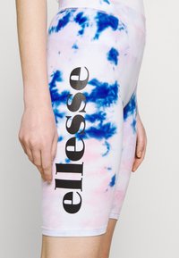 Kraťasy s barevným vzorem v odstínech bílé, růžové a modré, se černým logem "ellesse" na boku. Vyrobeny z elastického materiálu s přiléhavým střihem.