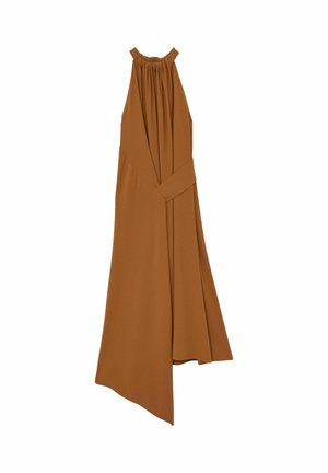 Barna ujjatlan, pánt nélküli nyakú ruha, húzott nyakkivágással és aszimmetrikus szegéllyel, derékvonó részlettel.