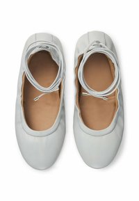 Grå läderballerina med rund tå, elastisk kant och en subtil korsettsnörning. Inredningen har en beige foder.