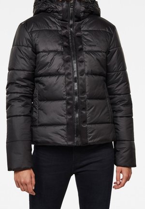 Sort pufferjakke med hætte, der har et quiltet design, frontlynlås og elastiske manchetter. Glat tekstur med en tætsiddende silhuet.