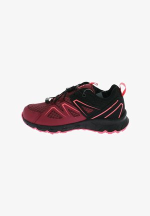 Zapatilla deportiva roja y negra con paneles de malla, cordones ajustables y suela texturizada diseñada para actividades al aire libre.