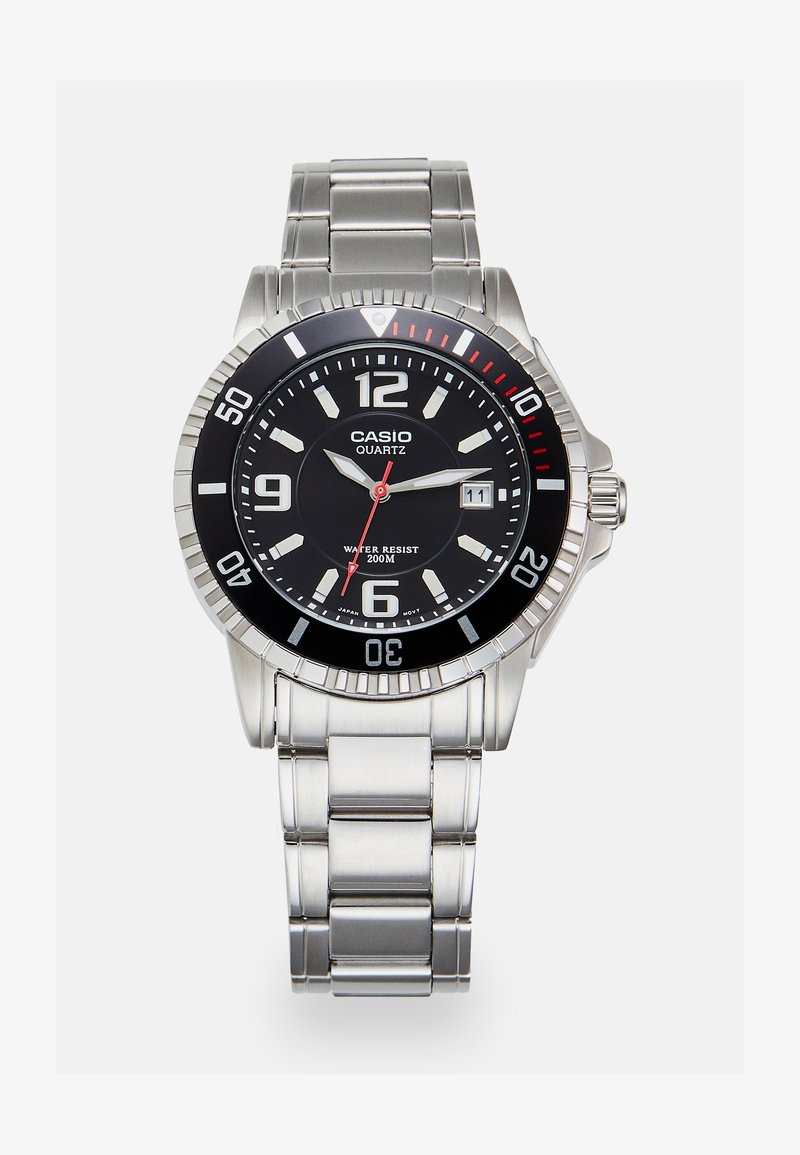 Casio quartz polshorloge met een zwarte wijzerplaat, zilveren roestvrijstalen band, grote witte en rode cijfers, en waterdicht tot 200 meter.