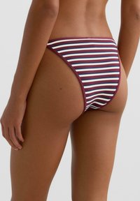 Stribet bikiniunderdel i nuancer af mørkerød, creme og blå. Har en lav talje og et glat, struktureret stof.