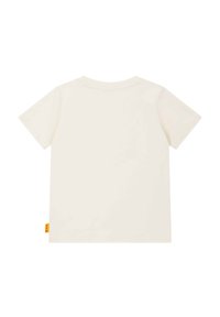 Camiseta de algodón blanca de manga corta, con un escote redondo y una pequeña etiqueta amarilla en la parte inferior izquierda. Textura lisa y sencilla.