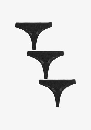 Fekete csipke tanga virágmintákkal, vékony oldalakkal és sima tapintású anyaggal. Három darab egymásra helyezve bemutatva.