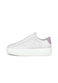 Baskets blanches avec un dessus en daim lisse, une semelle intermédiaire texturée et un accent violet clair sur le talon. Présente six œillets et des lacets plats.