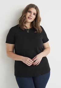 Zwart t-shirt met korte mouwen in een relaxed fit, gemaakt van een zachte katoenmix, met een ronde halslijn en een soepele textuur.