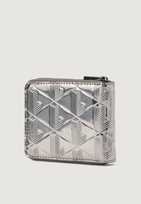 Portafoglio metallico argento con un motivo geométrico in rilievo, chiusura a zip e texture liscia, impreziosito da dettagli di cucitura in contrasto.
