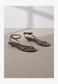 Non selezionato, burgundy red leather