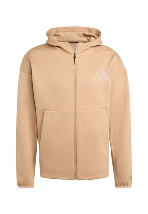Beige rits-hoodie met een trekkoordkap, grote voorzak en tonale logo-accenten op de borst en mouwen in een gestructureerde stof.