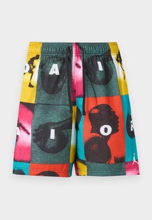 Χρωματιστό σορτς μπάσκετ με σχέδιο patchwork που περιλαμβάνει σιλουέτες παικτών, γράμματα και κορδόνι στη μέση σε λευκό φόντο.